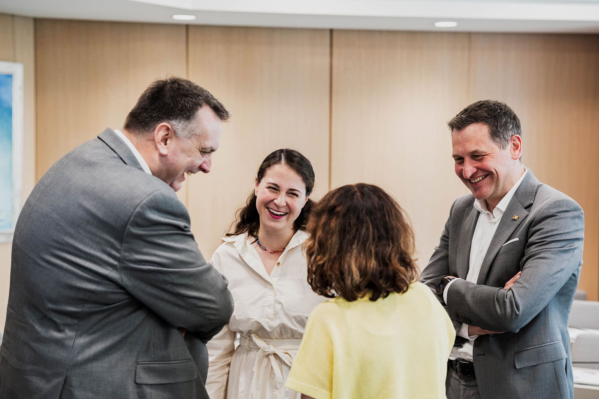 Professionelles Businessmeeting im Büro mit Christoph Stetter und Kollegen, freundliche Atmosphäre, Teamarbeit, Erfolg.