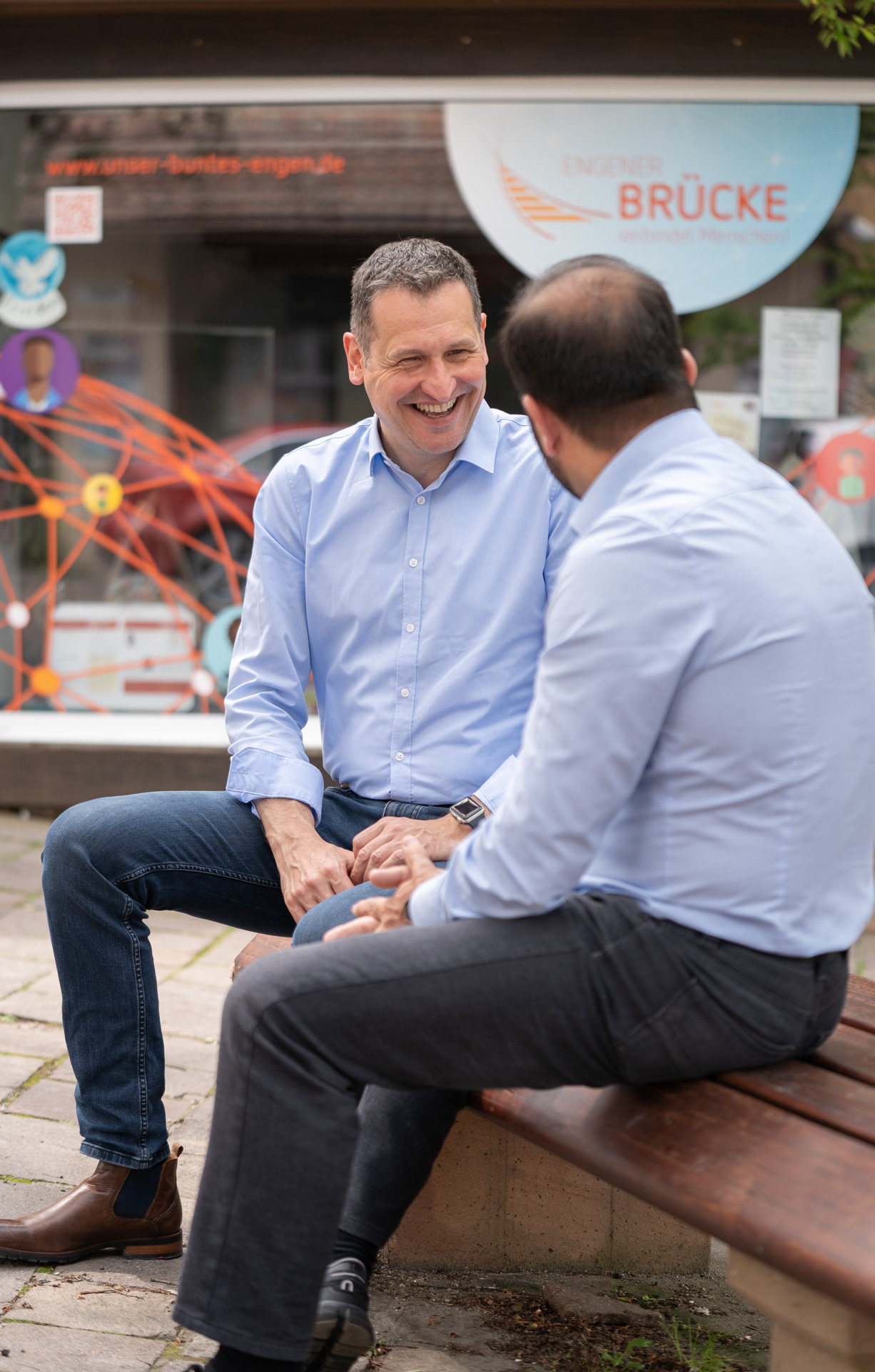 Christoph Stetter im freudigen Austausch mit dem Leiter der Engener Brücke, eine Einrichtung für die Integration