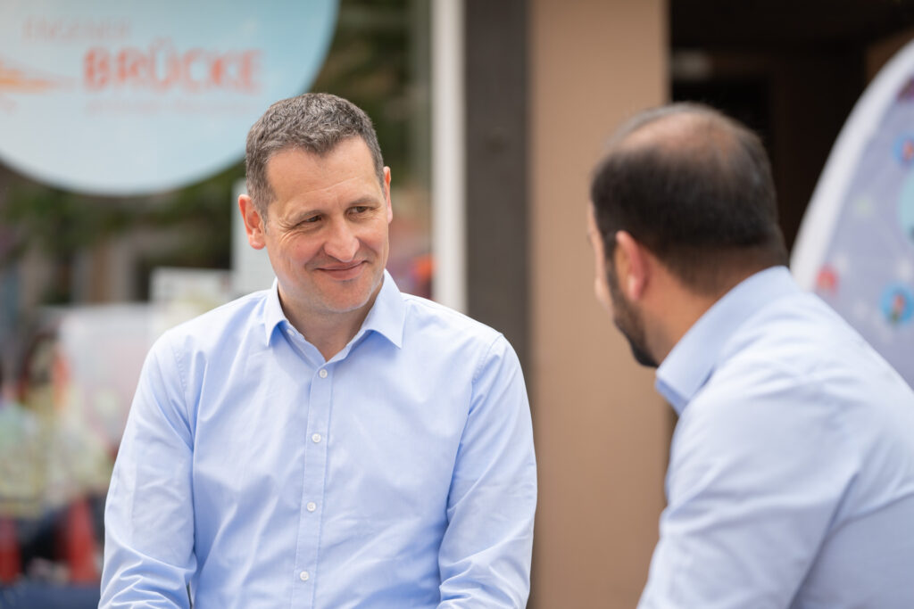 Christoph Stetter im informativen Dialog mit dem Leiter der Integrationseinrichtung Engener Brücke