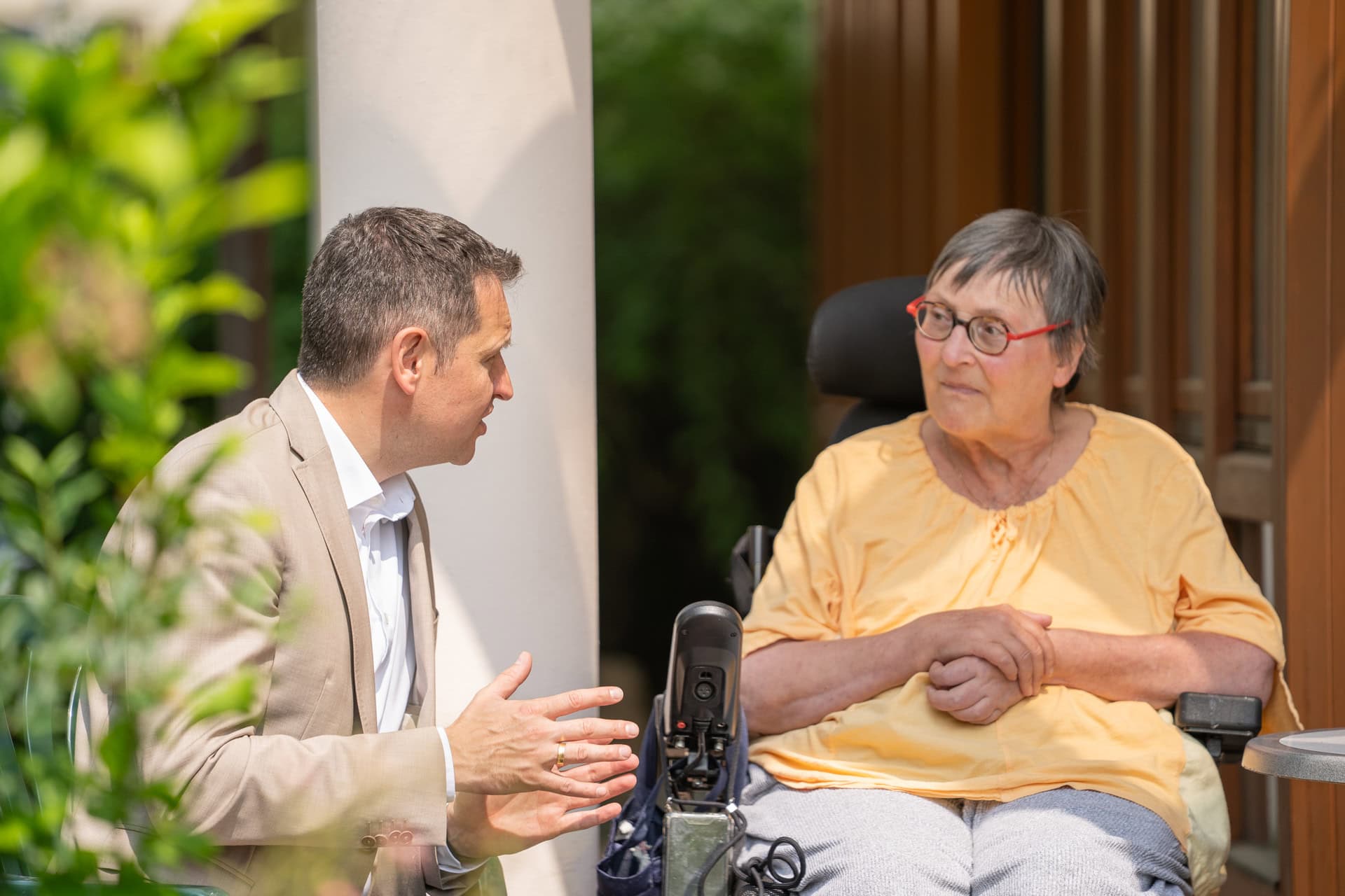 Christoph Stetter beim Besuch im Pflegeheim in Gottmadingen im Gespräch mit einer Bewohnerin