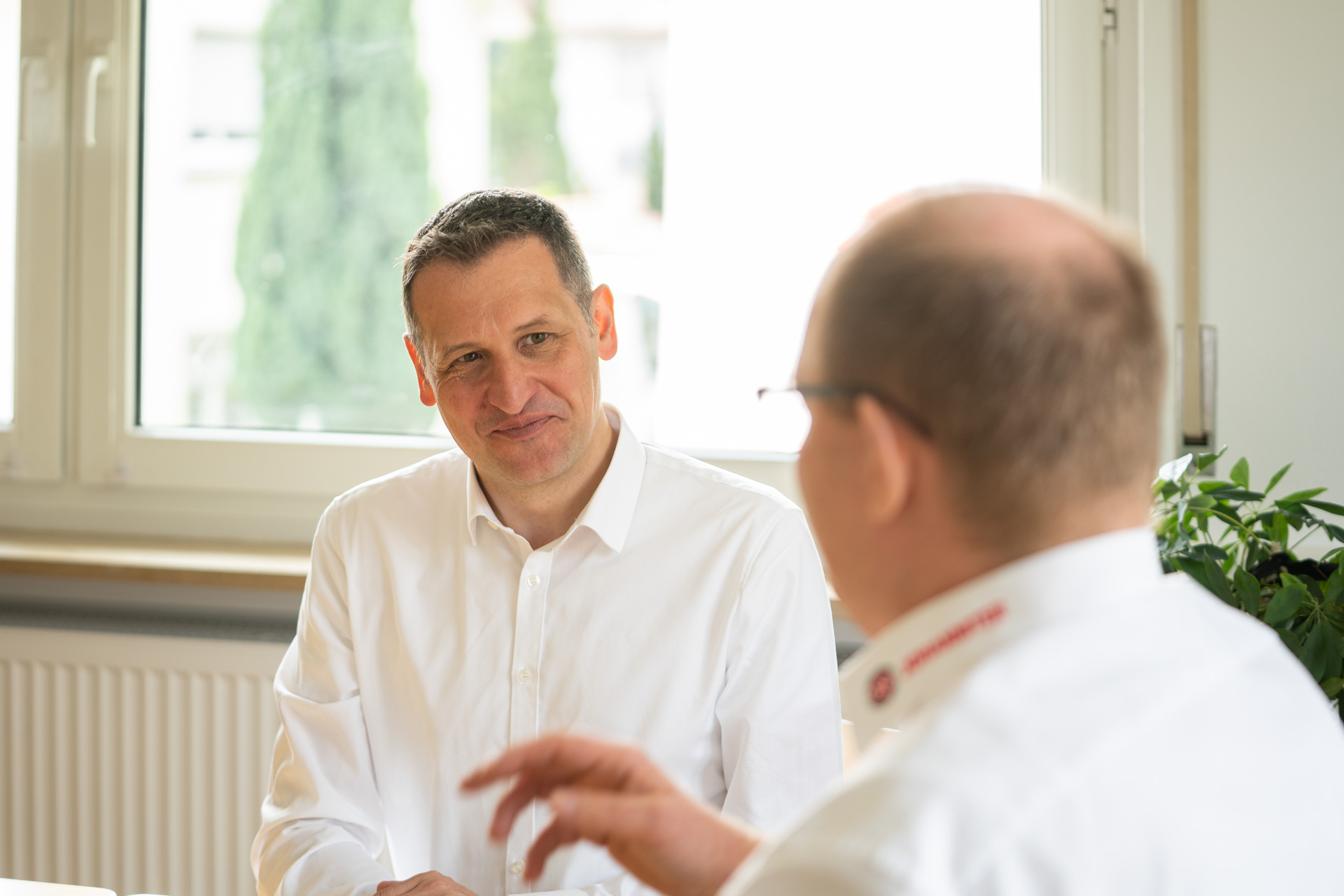 Der CDU-Kandidat Christoph Stetter im Dialog mit einem Mann der Johanniter in Singen