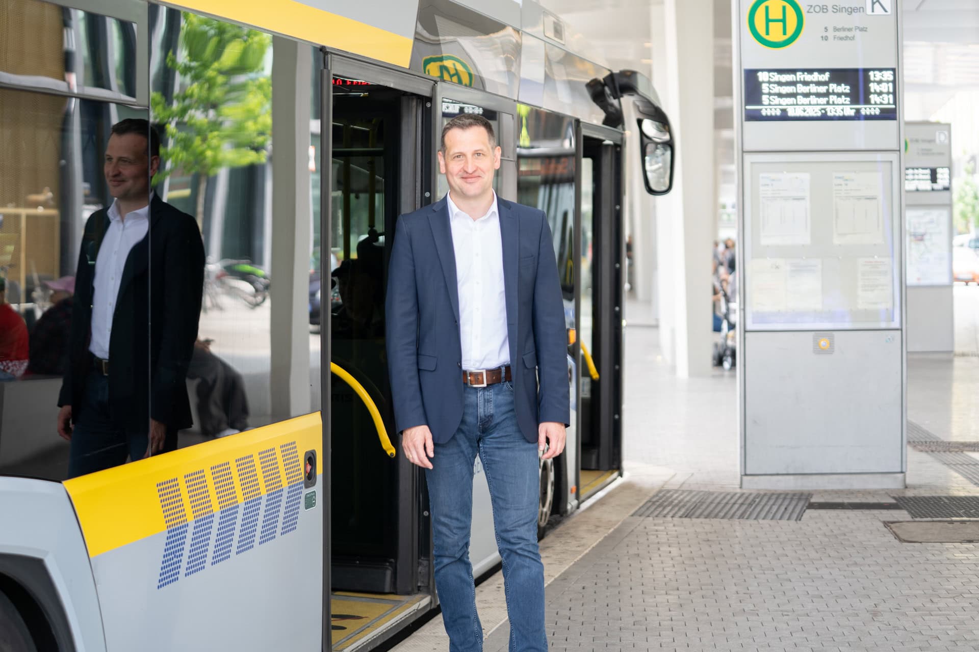 Christoph Stetter steigt in Singen aus einem Bus des ÖPNV aus
