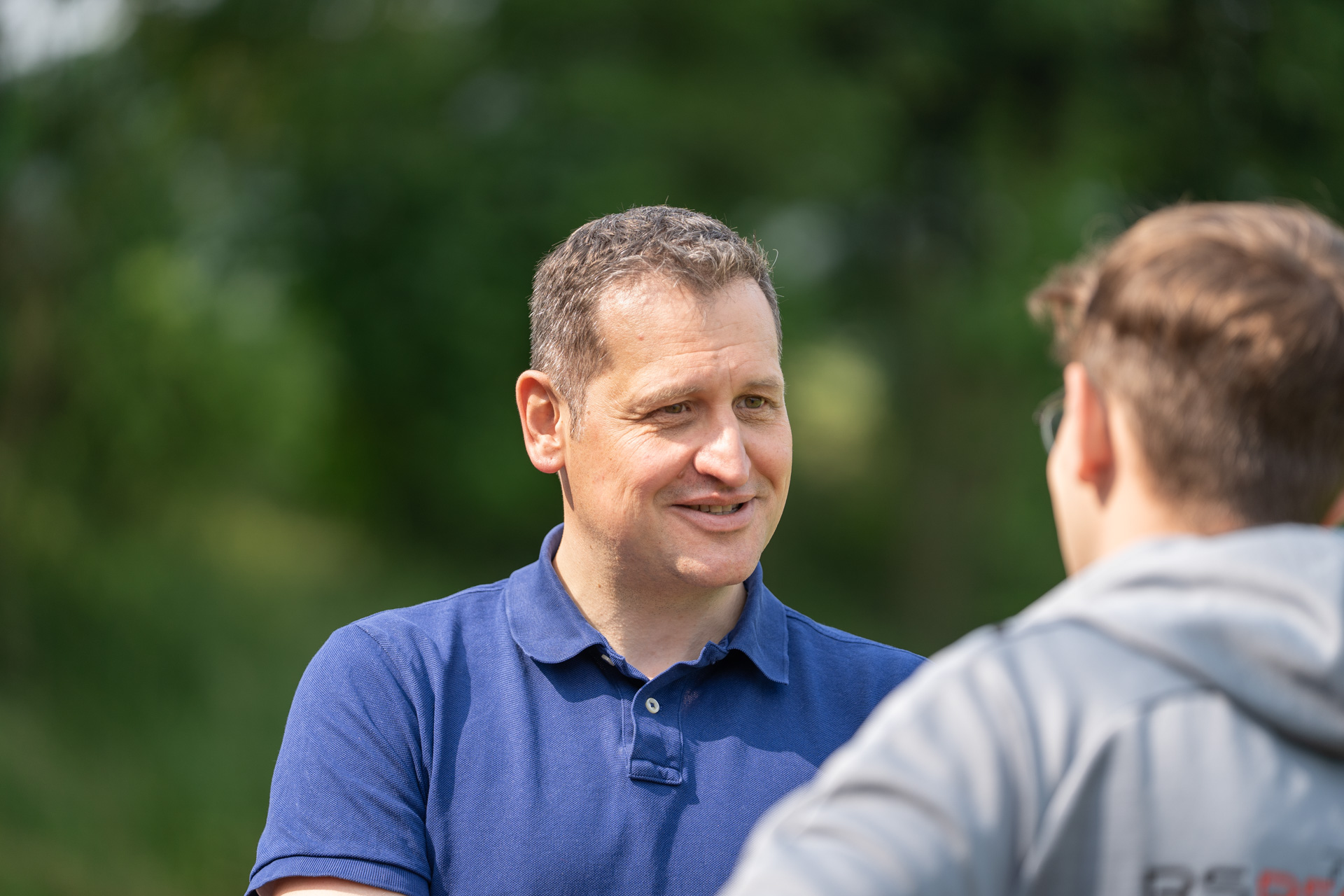 Christoph Stetter im Gespräch mit einem Vereinsmitglied des Fußballvereins in Steißlingen über die Vereinsarbeit