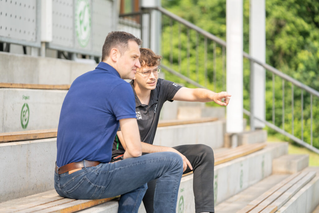 Christoph Stetter im Gespräch mit einem Vereinsmitglied des Fußballvereins in Steißlingen über die Vereinsarbeit