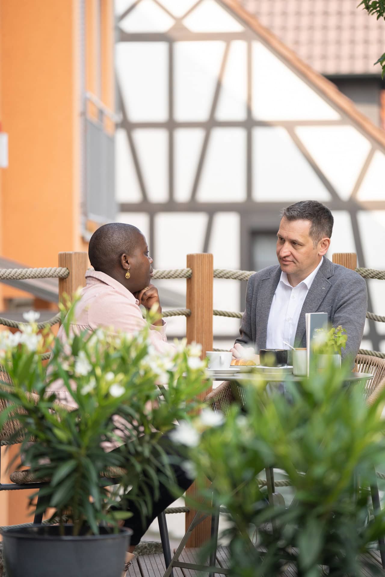 Christoph Stetter im Austausch mit einer Bürgerin aus Stockach im Seiler-Cafe an der Kirchhalde