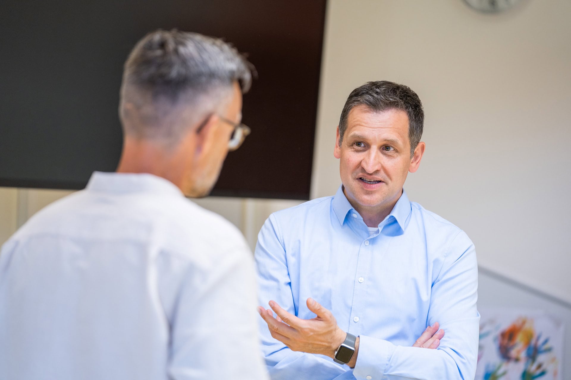 Der Kandidat der CDU Christoph Stetter für die Landtagswahl 2026 tauscht sich in einer Schule mit einem Lehrer aus