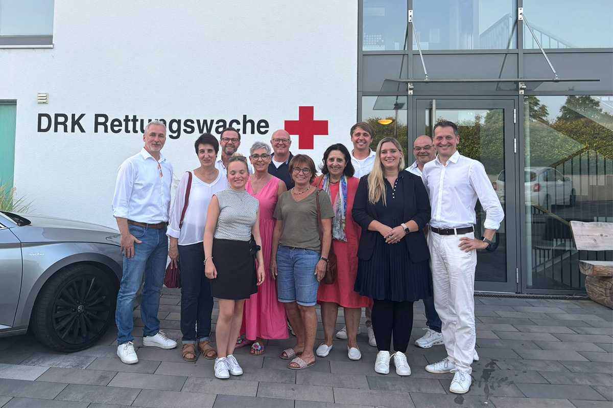 Personengruppe beim Besuch der DRK Rettungswache in Singen mit CDU-Kandidat Christoph Stetter