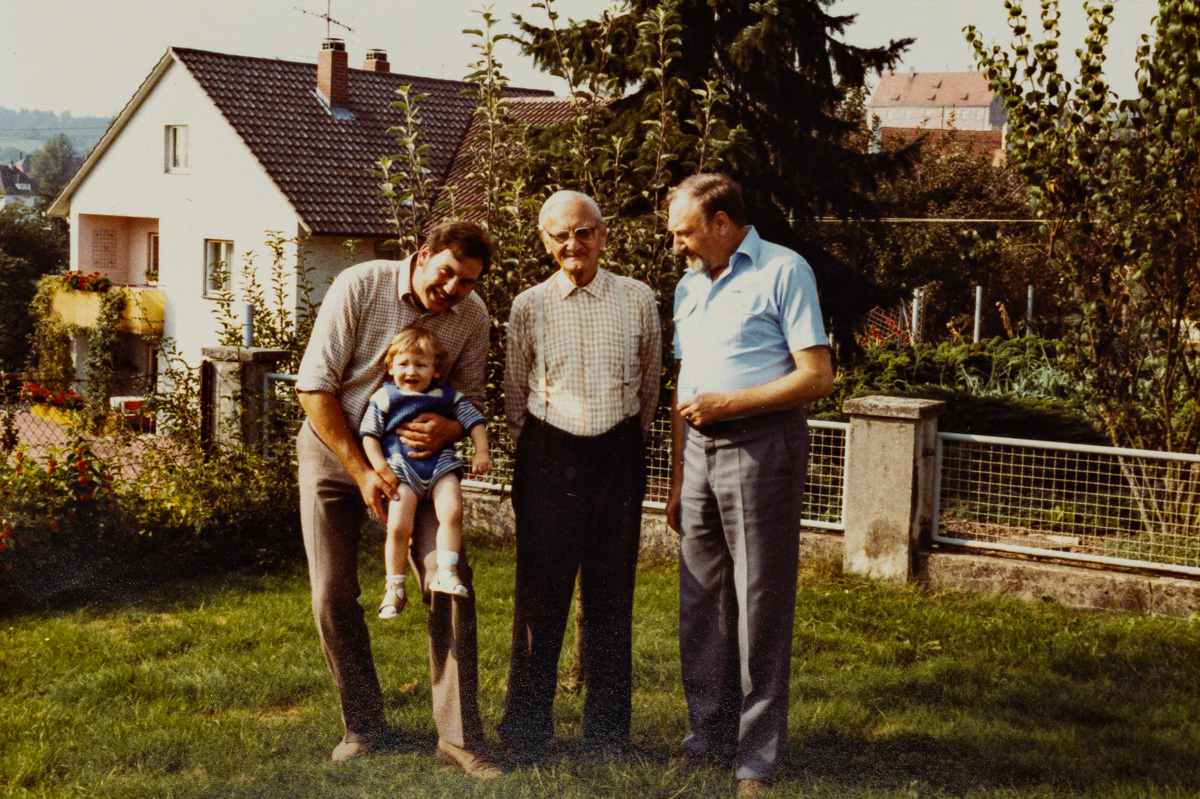 Vier Generationen mit dem CDU-Kandidaten für die Landtagswahl Christoph Stetter als Baby, seinem Vater, seinem Großvater und seinem Urgroßvater