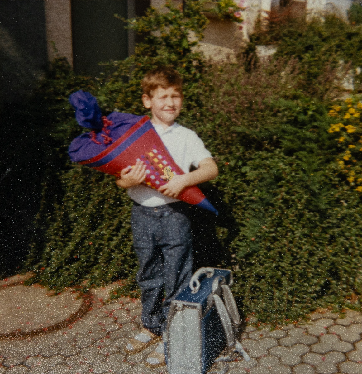 Der CDU-Kandidat für die Landtagswahl Christoph Stetter als Kind bei der Einschulung mit Schultüte und Schulranzen