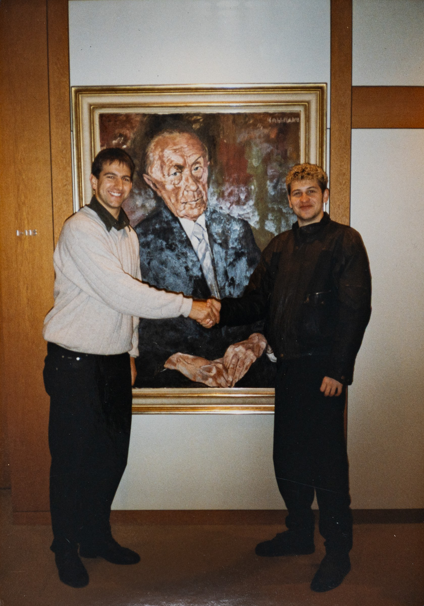 Der CDU-Kandidat für die Landtagswahl Christoph Stetter mit Andreas Jung zu Jugendzeiten beim Händeschütteln vor einem Bild