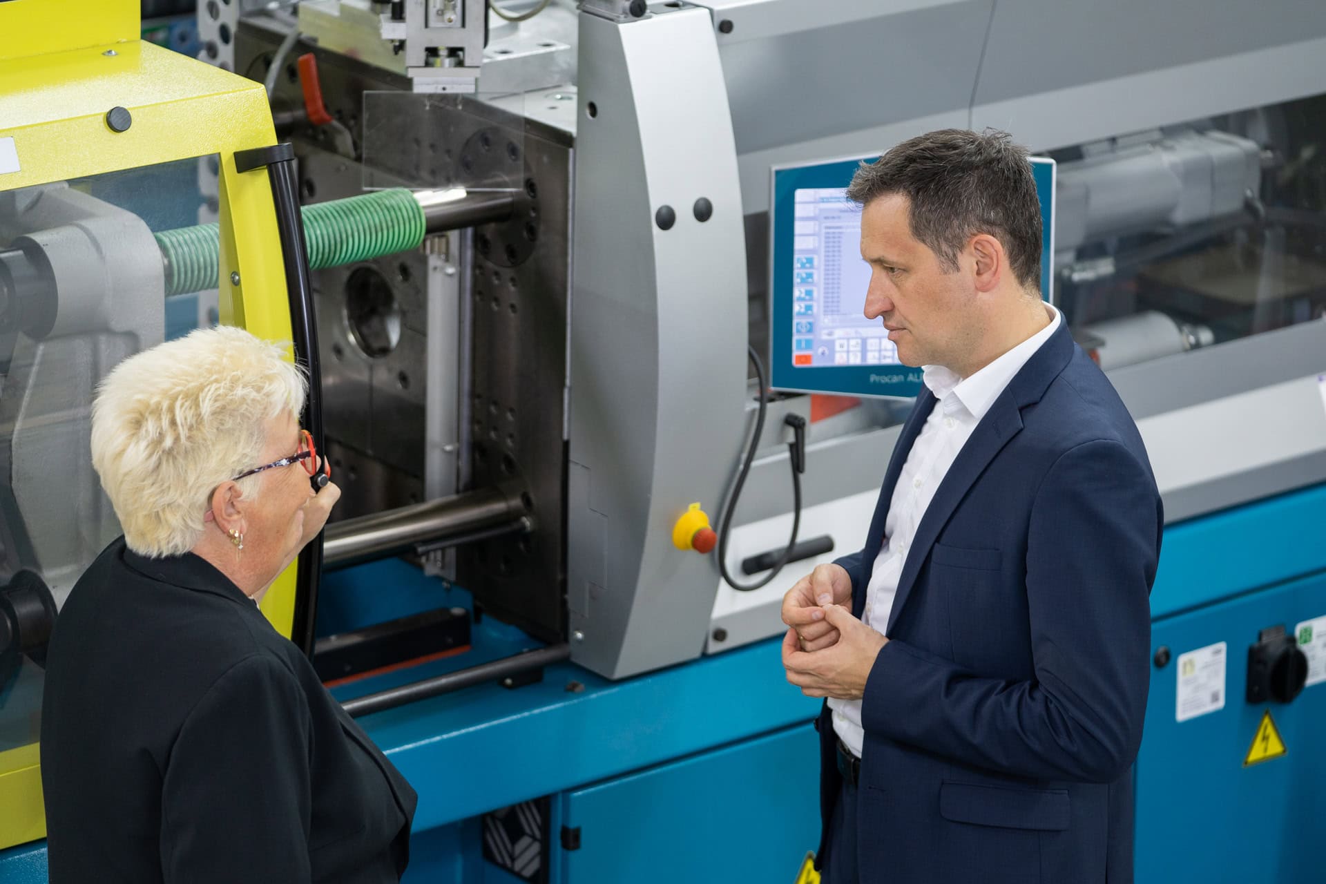 Hochmoderne Fertigung, Christoph Stetter, Industrie 4.0, Automatisierung, Innovation, deutsche Qualität, technischen Fortschritt, Maschinenbau, präzise Produktion, Zukunftstechnologien.