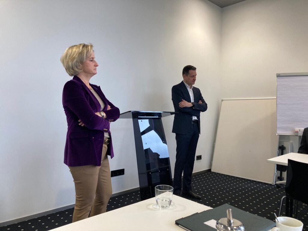 Vielfalt an Führungskräften im Gespräch bei einem Business-Meeting, professionelle Kleidung, moderner Tagungsraum, Fokus auf Teamarbeit, Business-Meeting, professionelle Zusammenarbeit, München.