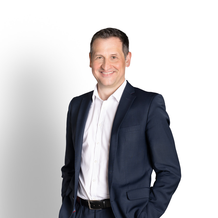 Foto des Oberkörpers von Christoph Stetter, dem CDU-Kandidat zur Landtagswahl 2026, im blauen Anzug vor weißem Hintergrund als Pressefoto