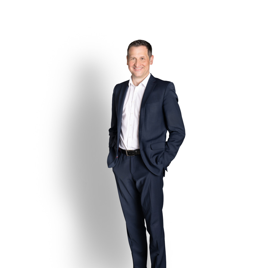 Foto des ganzen Körpers von Christoph Stetter, dem CDU-Kandidat zur Landtagswahl 2026, im blauen Anzug vor weißem Hintergrund als Pressefoto