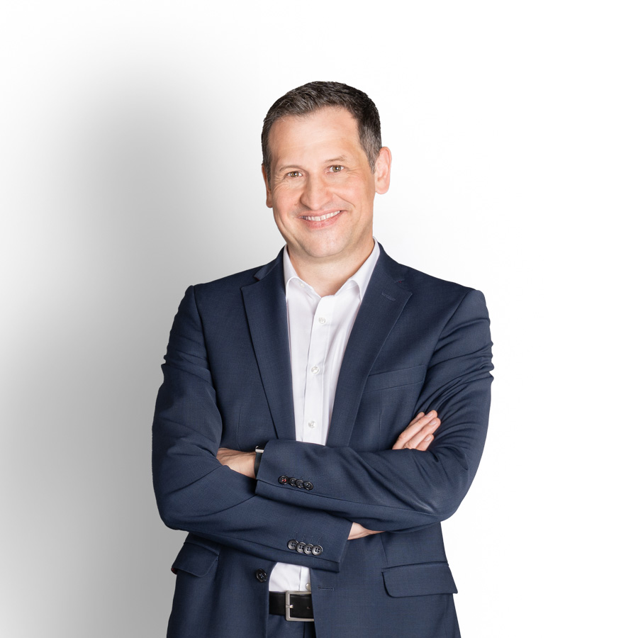 Foto des Oberkörpers von Christoph Stetter, dem CDU-Kandidat zur Landtagswahl 2026, im blauen Anzug vor weißem Hintergrund als Pressefoto