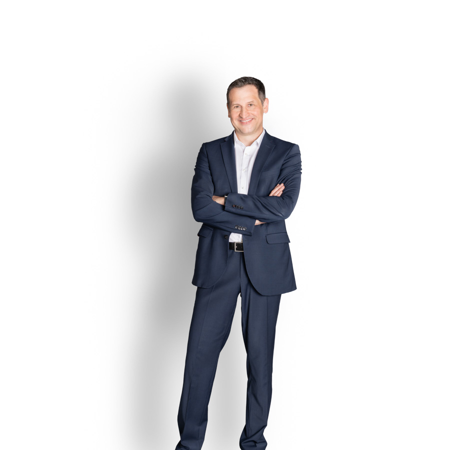 Foto des ganzen Körpers von Christoph Stetter, dem CDU-Kandidat zur Landtagswahl 2026, im blauen Anzug vor weißem Hintergrund als Pressefoto