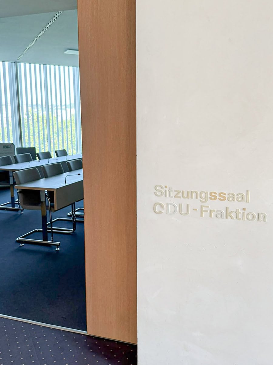 Sitzungssaal der CDU-Fraktion im Landtag, mit Tischen und Stühlen, Fenster mit Blick nach draußen, modern gestaltet.
